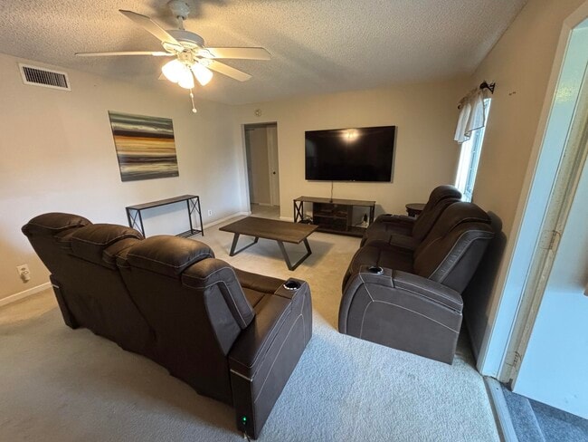 335 Knotty Pine Cir in Greenacres, FL - Building Photo - Building Photo
