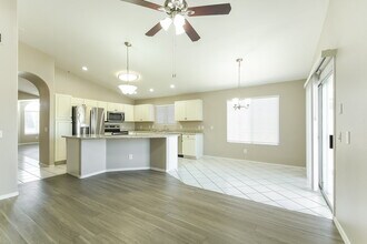 7756 W Julie Dr in Glendale, AZ - Building Photo - Building Photo