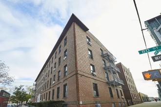 Carmela Court in Brooklyn, NY - Foto de edificio - Building Photo