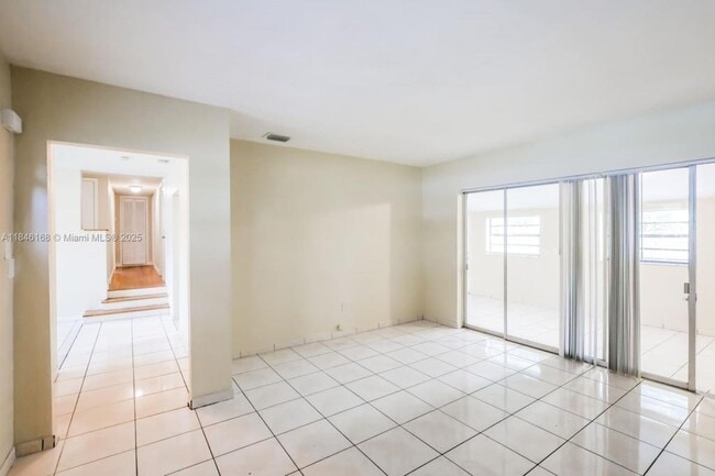 1120 NE 160th St in North Miami Beach, FL - Building Photo - Building Photo