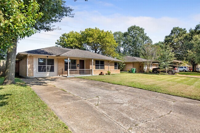 2106 Stonecrest Dr in Houston, TX - Building Photo - Building Photo