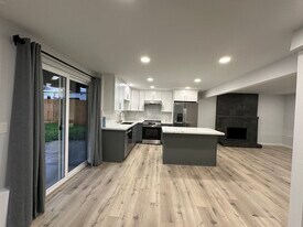 20914 3rd Ave W, Unit B in Lynnwood, WA - Building Photo