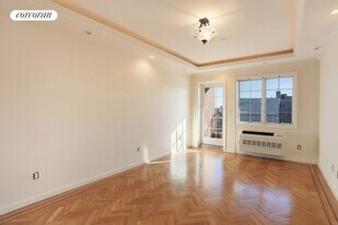 2717 Crescent St in Queens, NY - Building Photo