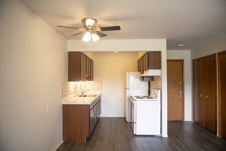 Holiday Garden Apartments in Mount Clemens, MI - Building Photo - Building Photo