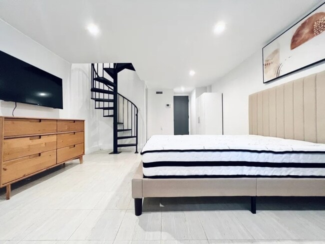 Furnished room/NOT APARTMENT in Queens, NY - Foto de edificio - Building Photo