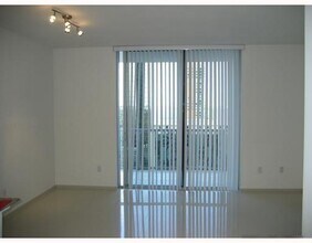 1050 Brickell Ave, Unit 1606 in Miami, FL - Building Photo - Building Photo