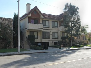 2324 N Ontario St in Burbank, CA - Foto de edificio - Building Photo