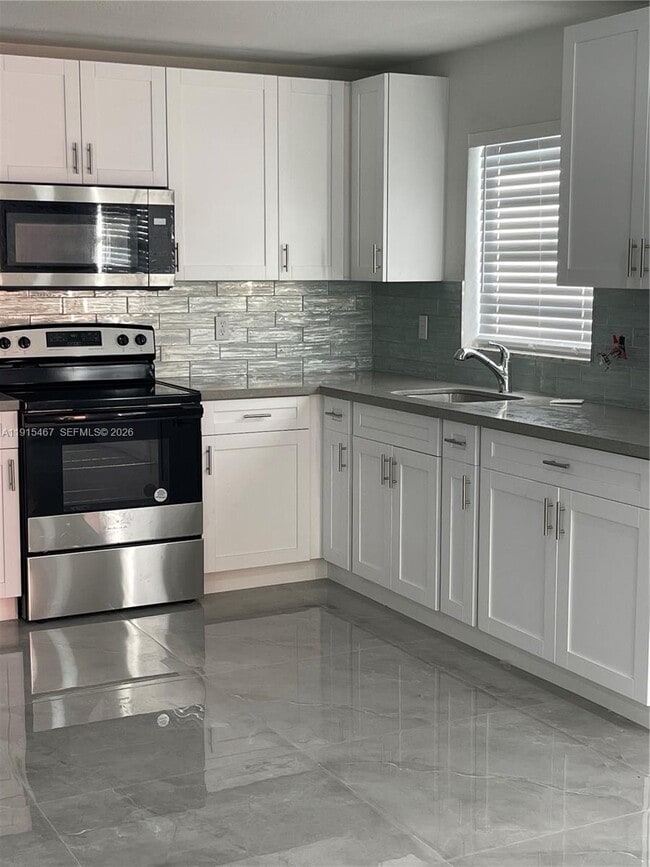 4281 Riverside Dr in Coral Springs, FL - Building Photo - Building Photo