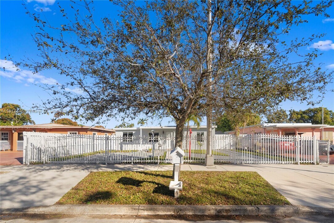 641 E 44th St in Hialeah, FL - Building Photo