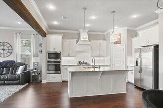 825 Mano Myrtle Dr in Gonzales, LA - Foto de edificio - Building Photo