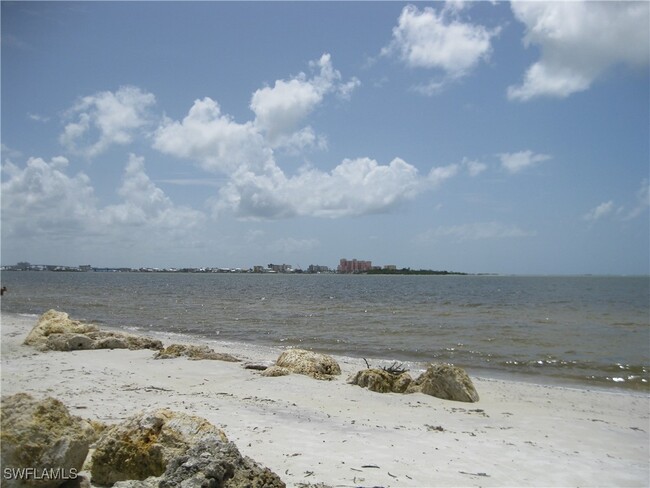 20071 Sanibel View Cir in Ft. Myers, FL - Foto de edificio - Building Photo