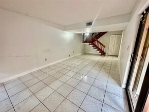 11800 SW 80th St in Miami, FL - Foto de edificio - Building Photo