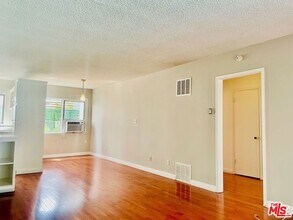 941 N San Vicente Blvd, Unit 2 in West Hollywood, CA - Foto de edificio - Building Photo