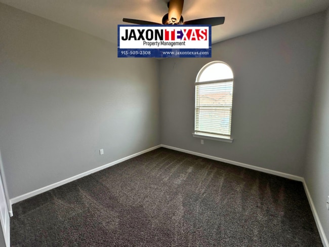 826 Maple Park Ave in Sunland Park, NM - Foto de edificio - Building Photo
