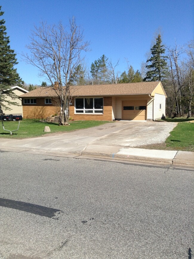 1229 W Arrowhead Rd in Duluth, MN - Building Photo - Building Photo