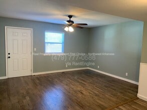2013 W Sycamore St in Rogers, AR - Building Photo - Building Photo