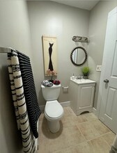 208 Buckingham St, Unit Apartment 1 in Waterbury, CT - Building Photo - Building Photo