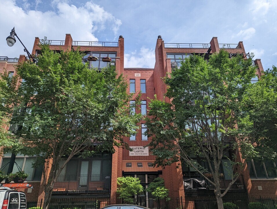 1738 W Belmont Ave in Chicago, IL - Building Photo