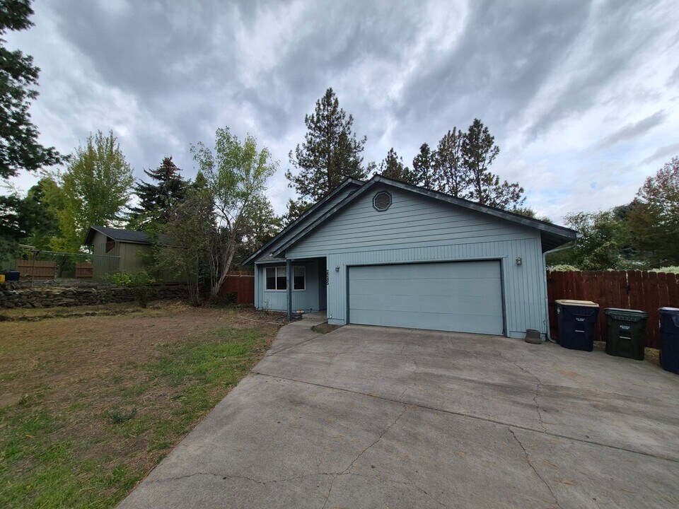2285 NE Meadow Ln in Bend, OR - Building Photo