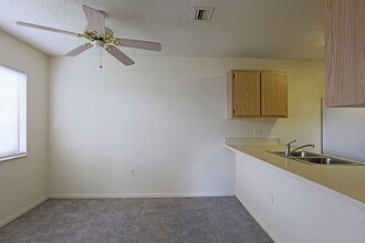 5274 Cedarbend Dr in Ft. Myers, FL - Foto de edificio - Building Photo