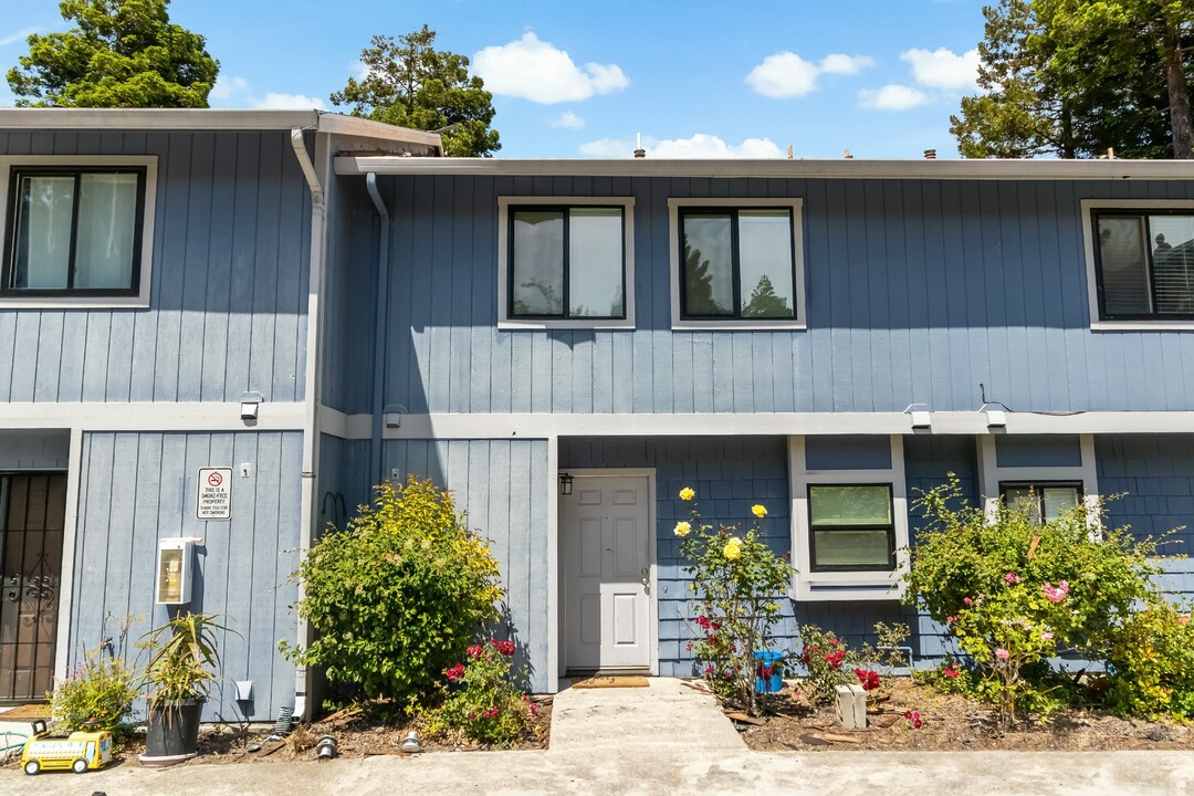 Oakwood Townhomes in El Sobrante, CA - Foto de edificio