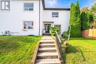 486 Holtby Ave in Burlington, ON - Building Photo