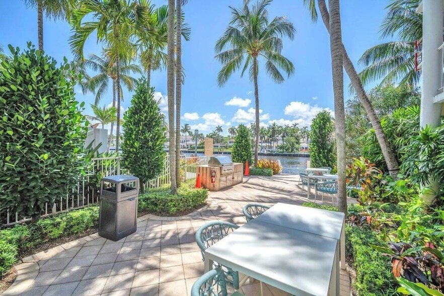 1015 Spanish River Rd in Boca Raton, FL - Building Photo
