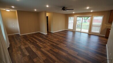 2025 Tecumseh Rd in Manhattan, KS - Foto de edificio - Building Photo