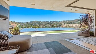 7551 Hermes Dr in Los Angeles, CA - Building Photo