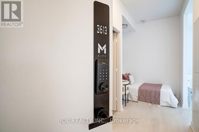 3900 Confederation Pkwy in Mississauga, ON - Building Photo - Building Photo