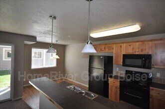 865 N Bonsai Ln in Meridian, ID - Building Photo - Building Photo