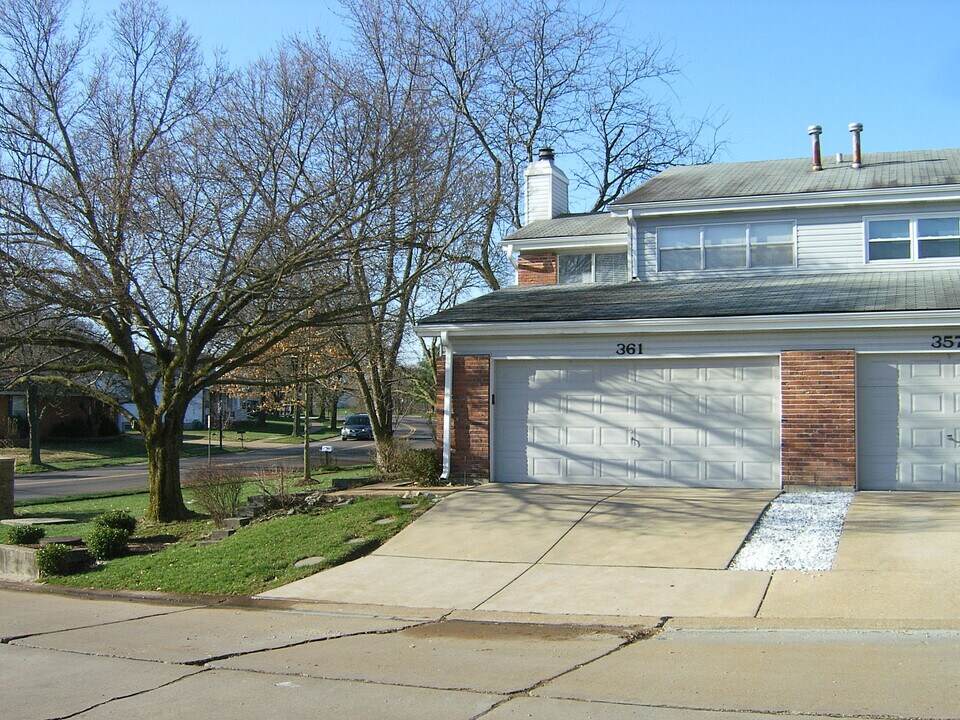 361 Fox Village Ct in Ballwin, MO - Building Photo