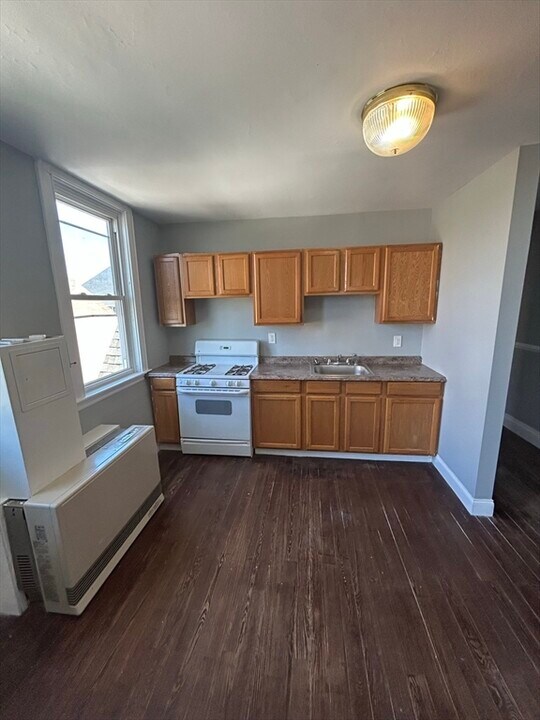 205 Tinkham St in New Bedford, MA - Building Photo