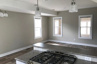 206 N Hickory St in Chaska, MN - Foto de edificio - Building Photo