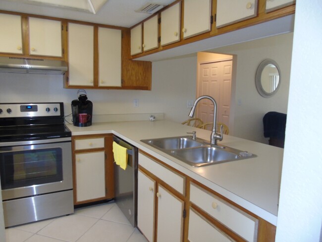 4048 Oakview Dr, Unit F2-3 in Port Charlotte, FL - Foto de edificio - Building Photo