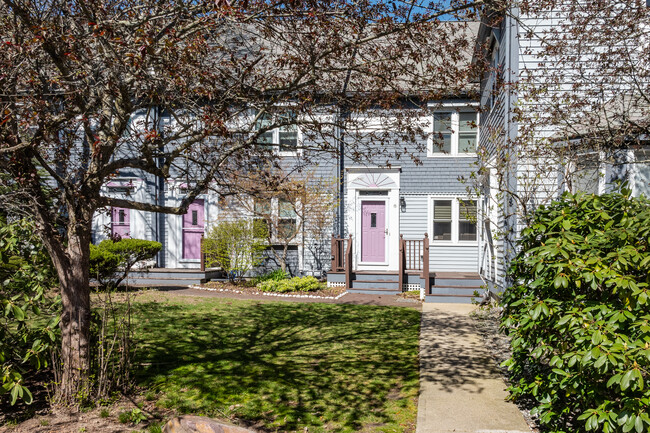 Victorian Courtyard Condominiums in Attleboro, MA - Foto de edificio - Building Photo