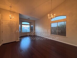 8527 Chamonix Way in Antelope, CA - Building Photo - Building Photo