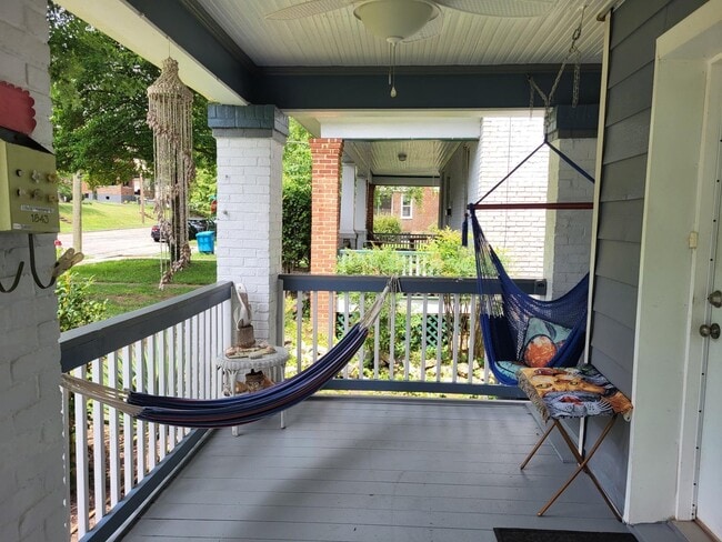 1841 Oxford Ave SW, Unit 2 Bd 1 Ba Eco Apartment in Roanoke, VA - Foto de edificio - Building Photo