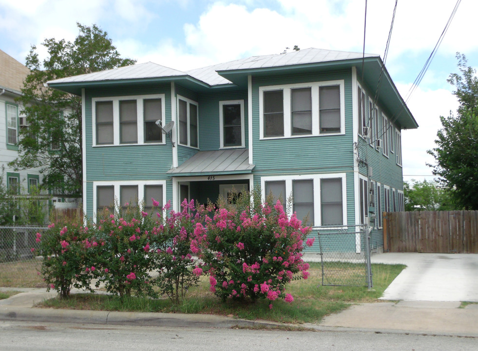 415 E Locust St in San Antonio, TX - Building Photo