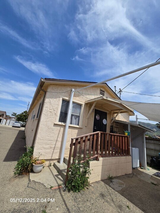 124 Garcia Alley in Santa Paula, CA - Building Photo