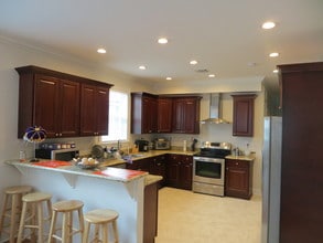 5529 Willow St, Unit #B in New Orleans, LA - Foto de edificio - Building Photo