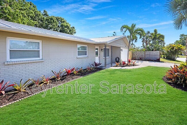 2643 Bismark Way in Sarasota, FL - Building Photo - Building Photo