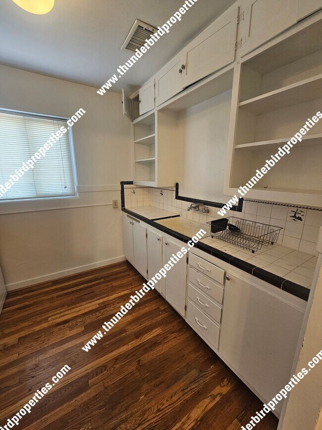 2114 Oxford Ave SE-Unit -Unit A (PG3000416) in Albuquerque, NM - Foto de edificio - Building Photo