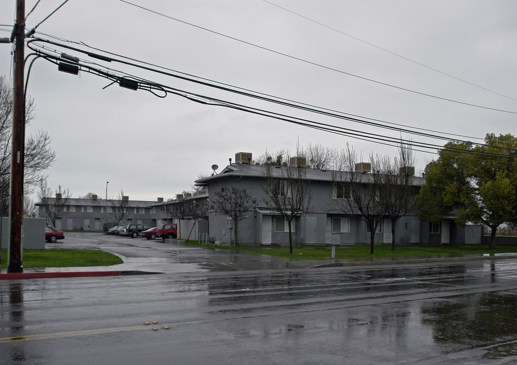 1001 E Yosemite Ave in Madera, CA - Building Photo