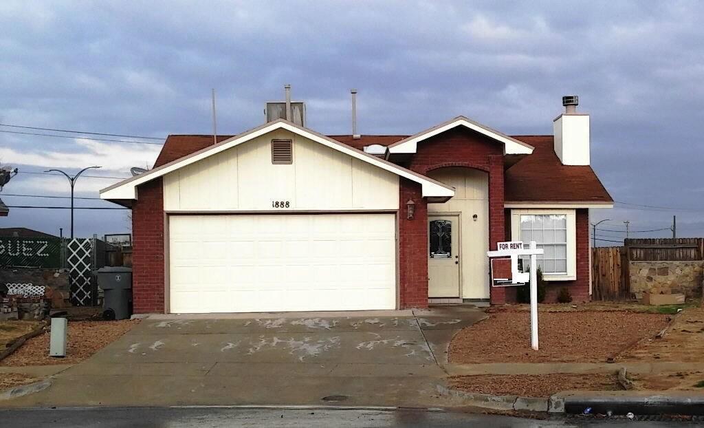 1888 Martin Bauman Dr in El Paso, TX - Building Photo