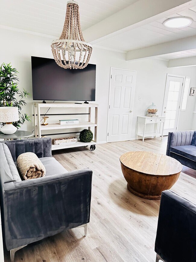 22059 Ybarra Rd in Los Angeles, CA - Building Photo - Building Photo