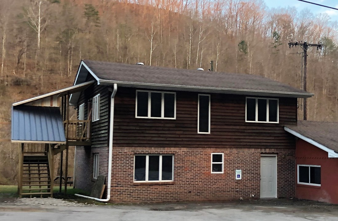 750 Town Mountain Rd in Pikeville, KY - Building Photo