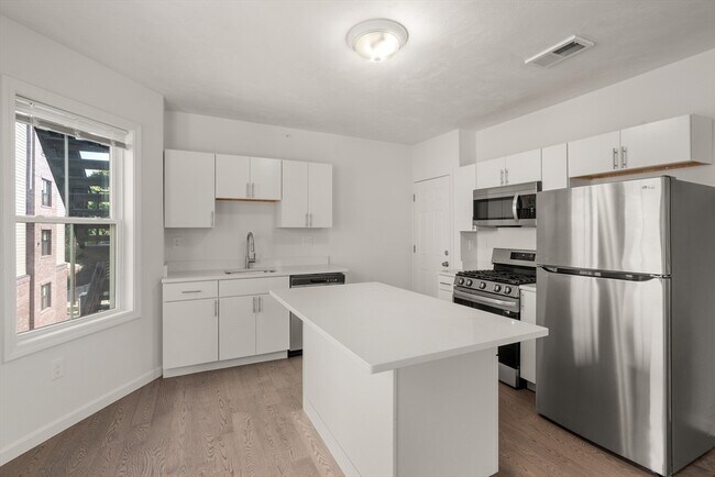 599 Broadway-Unit -2F in Everett, MA - Building Photo - Building Photo