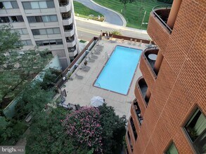 4550 N Park Ave in Chevy Chase, MD - Foto de edificio - Building Photo