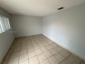 5746 W 26th Ave-Unit -5746 in Hialeah, FL - Foto de edificio - Building Photo